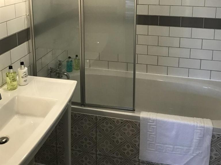 Hotel No.16 à Seaham Extérieur photo A shower enclosure with a sliding door