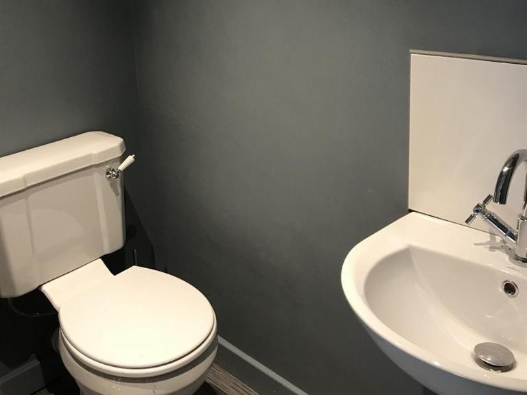 Hotel No.16 à Seaham Chambre photo A modern toilet and sink